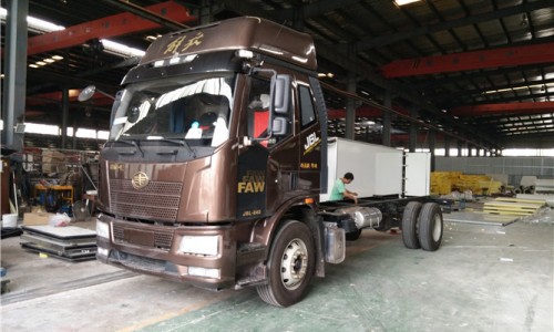 6米8解放J6L冷藏车
