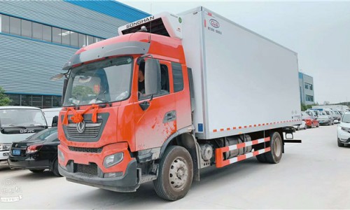 东风天锦6.8米冷藏车