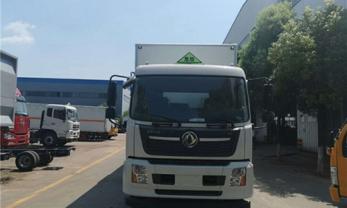 东风天锦易燃液体厢式车