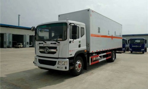 东风D9危险品厢式车