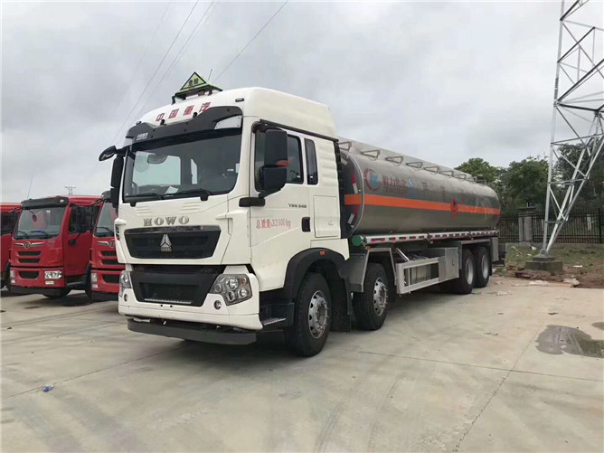 25立方重汽豪沃运油车 